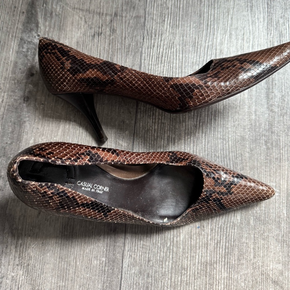 Casual Corner high-heeled snake-skin shoes, in a beautiful chocolate brown color